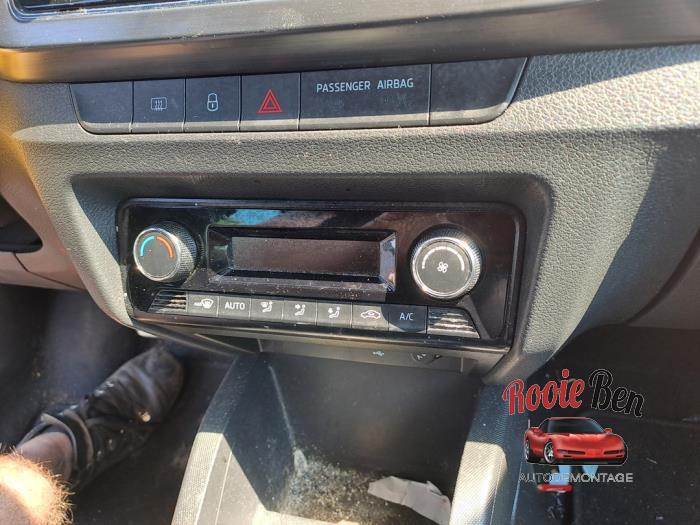 Värmekontrollpanel från en Skoda Fabia III Combi (NJ5) 1.0 TSI 12V 2019