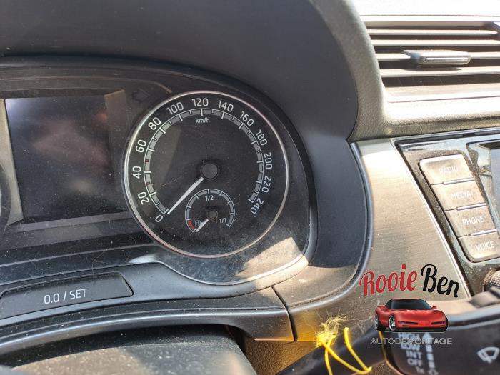 Vägmätare KM från en Skoda Fabia III Combi (NJ5) 1.0 TSI 12V 2019