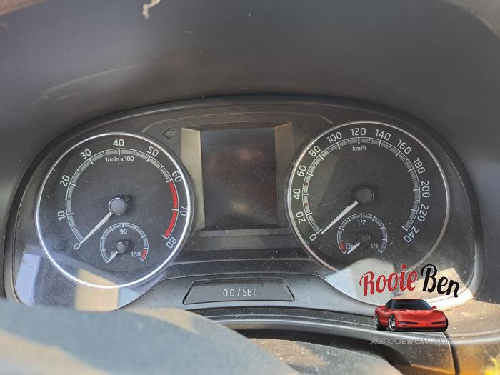 Vägmätare KM från en Skoda Fabia III Combi (NJ5) 1.0 TSI 12V 2019