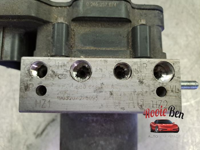 ABS-pump från en Skoda Fabia III Combi (NJ5) 1.0 TSI 12V 2019