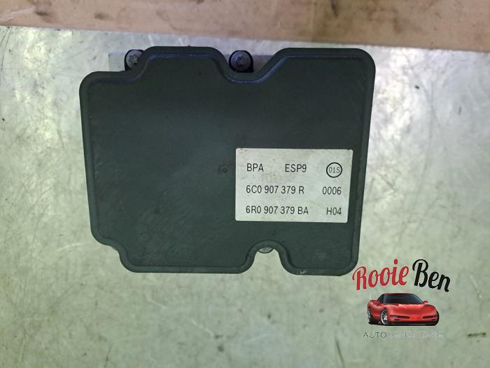 ABS-pump från en Skoda Fabia III Combi (NJ5) 1.0 TSI 12V 2019