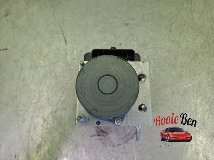 ABS-pump från en Skoda Fabia III Combi (NJ5) 1.0 TSI 12V 2019