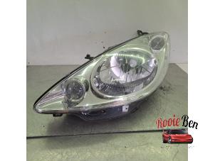 Używane Reflektor lewy Peugeot 1007 (KM) 1.6 GTI,Gentry 16V Cena € 50,00 Procedura marży oferowane przez Rooie Ben autodemontage