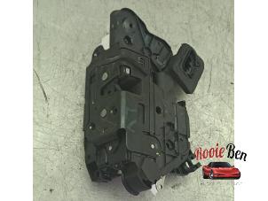 Begagnade Dörrlåsmekanism, 4-dörrars, vänster fram Skoda Fabia III Combi (NJ5) 1.2 TSI 16V Greentech Pris € 50,00 Marginaltabell erbjuds av Rooie Ben autodemontage