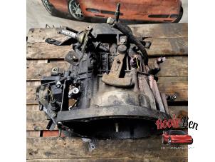 Gebruikte Versnellingsbak Opel Vivaro 1.9 DTI 16V Prijs € 250,00 Margeregeling aangeboden door Rooie Ben autodemontage