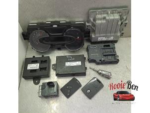 Begagnade Låsuppsättning Renault Captur (2R) 1.2 TCE 16V EDC Pris på förfrågan erbjuds av Rooie Ben autodemontage