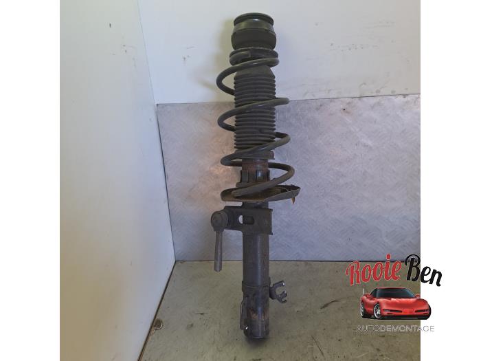 Stötdämparstång, höger fram från en Skoda Fabia III Combi (NJ5) 1.0 TSI 12V 2019