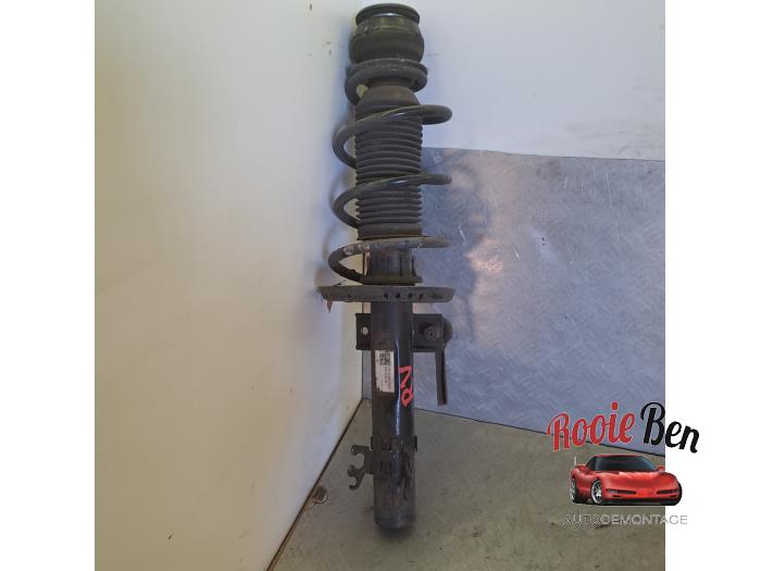 Stötdämparstång, höger fram från en Skoda Fabia III Combi (NJ5) 1.0 TSI 12V 2019