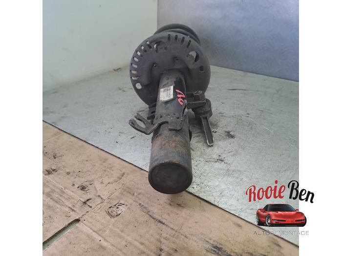 Stötdämparstång, höger fram från en Skoda Fabia III Combi (NJ5) 1.0 TSI 12V 2019