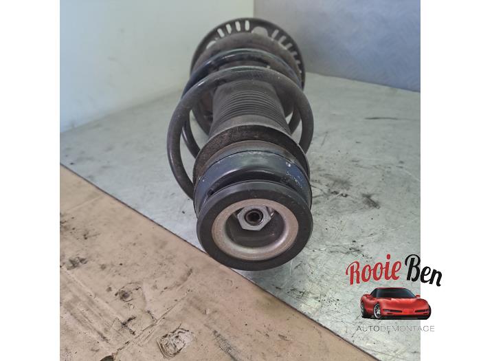 Stötdämparstång, höger fram från en Skoda Fabia III Combi (NJ5) 1.0 TSI 12V 2019