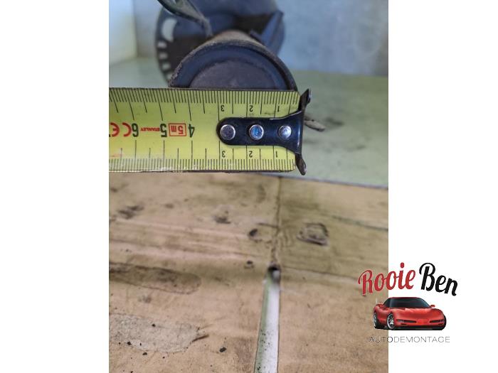 Stötdämparstång, vänster fram från en Skoda Fabia III Combi (NJ5) 1.0 TSI 12V 2019