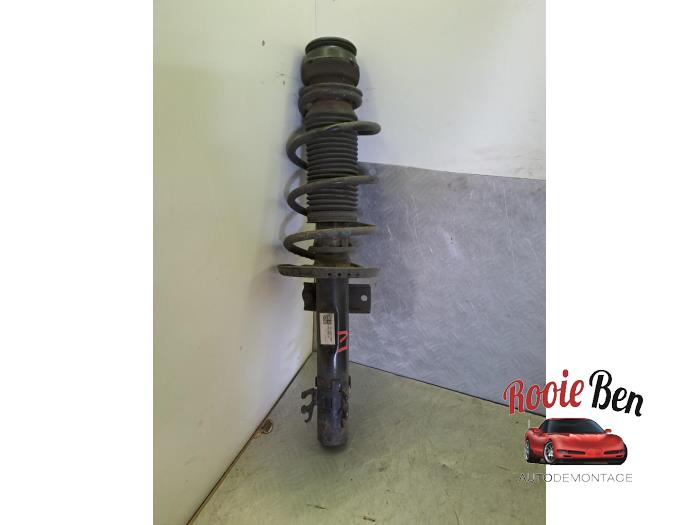 Stötdämparstång, vänster fram från en Skoda Fabia III Combi (NJ5) 1.0 TSI 12V 2019