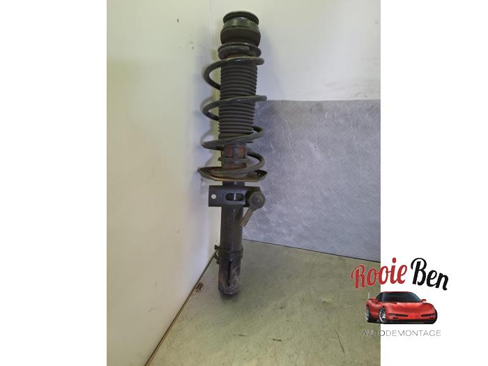 Stötdämparstång, vänster fram från en Skoda Fabia III Combi (NJ5) 1.0 TSI 12V 2019