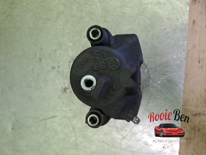 Främre bromsok, höger från en Skoda Fabia III Combi (NJ5) 1.0 TSI 12V 2019