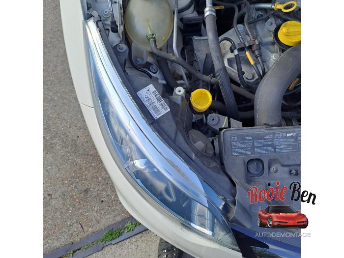 Strålkastare, höger från en Renault Captur (2R) 0.9 Energy TCE 12V 2014