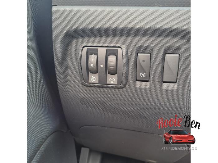 Strålkastare, höger från en Renault Captur (2R) 0.9 Energy TCE 12V 2014