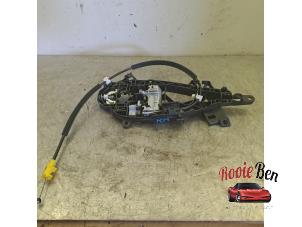 Begagnade Dörrhandtag, 4-dörrars, höger bak Opel Astra K Sports Tourer 1.2 Turbo 12V Pris på förfrågan erbjuds av Rooie Ben autodemontage