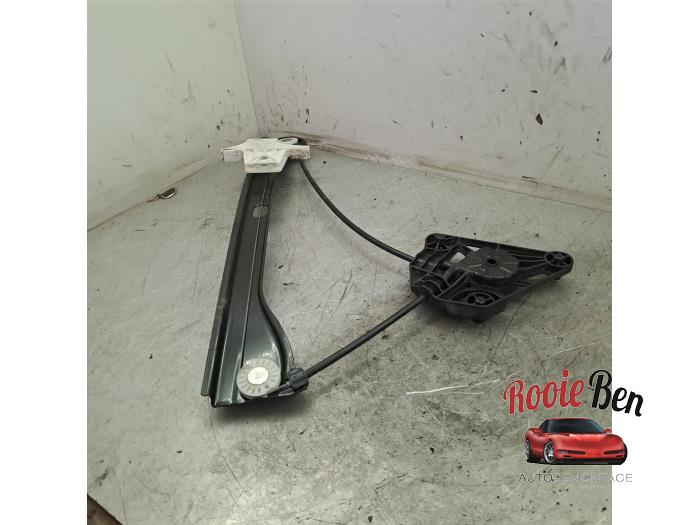 Fönstermekanism för bakre dörr, 4-dörrars, vänster från en Skoda Fabia III Combi (NJ5) 1.0 TSI 12V 2019