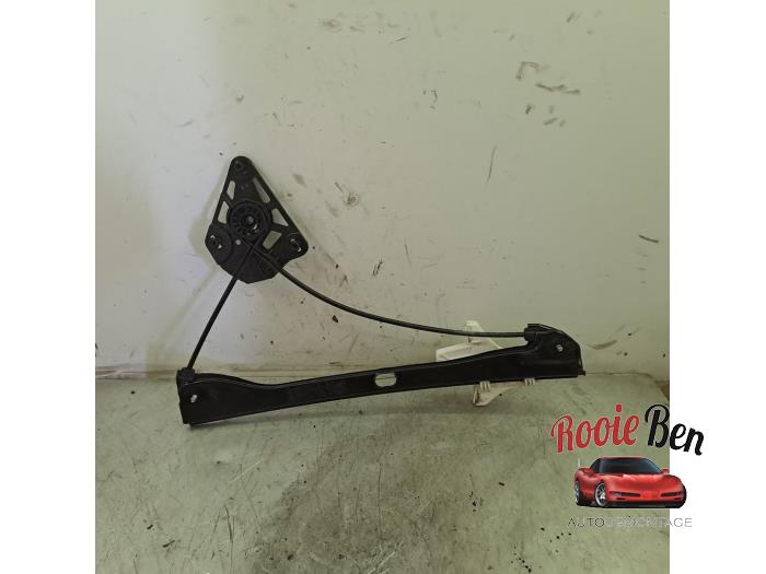 Fönstermekanism för bakre dörr, 4-dörrars, vänster från en Skoda Fabia III Combi (NJ5) 1.0 TSI 12V 2019