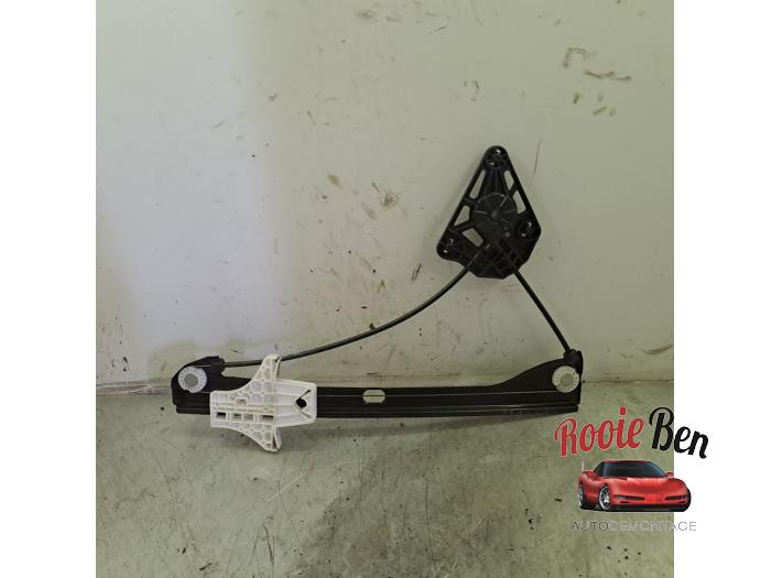 Fönstermekanism för bakre dörr, 4-dörrars, vänster från en Skoda Fabia III Combi (NJ5) 1.0 TSI 12V 2019