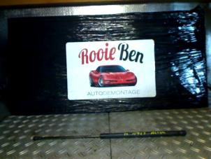 Begagnade Gasfjäder, vänster bak Citroen C1 1.0 12V Pris € 20,00 Marginaltabell erbjuds av Rooie Ben autodemontage