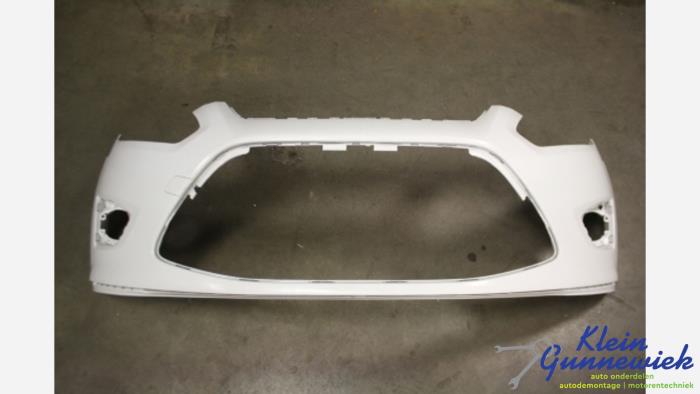 Främre stötfångare från en Ford C-Max 2015