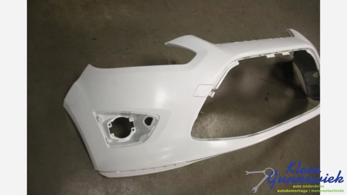 Främre stötfångare från en Ford C-Max 2015