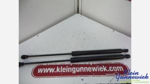 Begagnade Gasfjäder, vänster bak Renault Captur Pris € 45,00 Marginaltabell erbjuds av Klein Gunnewiek Autodemontage & Motorentechniek