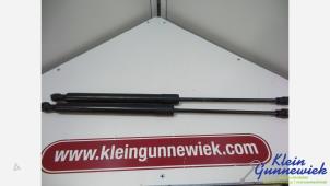 Begagnade Gasfjäder, vänster bak Renault Captur Pris € 45,00 Marginaltabell erbjuds av Klein Gunnewiek Autodemontage & Motorentechniek