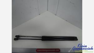 Begagnade Gasfjäder, vänster bak Renault Captur Pris € 45,00 Marginaltabell erbjuds av Klein Gunnewiek Autodemontage & Motorentechniek