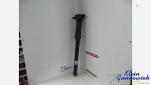 Używane Amortyzator lewy tyl Kia Optima Cena € 45,00 Procedura marży oferowane przez Klein Gunnewiek Autodemontage & Motorentechniek