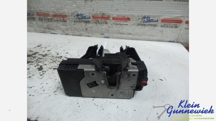 Dörrlåsmekanism, 4-dörrars, vänster bak från en Opel Vivaro 2005