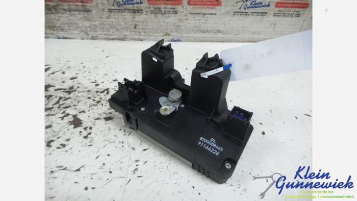 Dörrlåsmekanism, 4-dörrars, vänster bak från en Opel Vivaro 2005