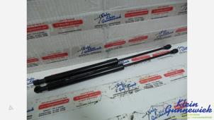 Begagnade Gasfjäder, vänster bak Renault Captur Pris € 45,00 Marginaltabell erbjuds av Klein Gunnewiek Autodemontage & Motorentechniek