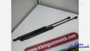 Begagnade Gasfjäder, vänster bak Renault Captur Pris € 45,00 Marginaltabell erbjuds av Klein Gunnewiek Autodemontage & Motorentechniek