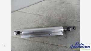 Begagnade Gasfjäder, cabriolettak Audi S5 Pris € 150,00 Marginaltabell erbjuds av Klein Gunnewiek Autodemontage & Motorentechniek