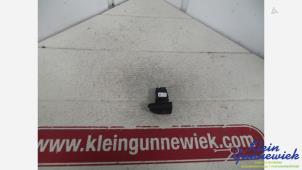 Begagnade Nödbelysningsbrytare Renault Captur Pris € 10,00 Marginaltabell erbjuds av Klein Gunnewiek Autodemontage & Motorentechniek