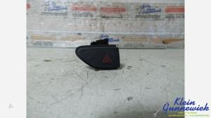 Begagnade Nödbelysningsbrytare Renault Captur Pris € 10,00 Marginaltabell erbjuds av Klein Gunnewiek Autodemontage & Motorentechniek