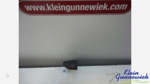 Begagnade Nödbelysningsbrytare Renault Captur Pris € 10,00 Marginaltabell erbjuds av Klein Gunnewiek Autodemontage & Motorentechniek