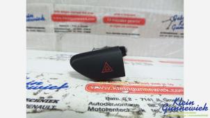 Begagnade Nödbelysningsbrytare Renault Captur Pris € 10,00 Marginaltabell erbjuds av Klein Gunnewiek Autodemontage & Motorentechniek