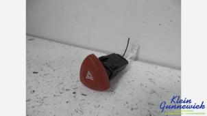 Begagnade Nödbelysningsbrytare Renault Laguna Pris € 20,00 Marginaltabell erbjuds av Klein Gunnewiek Autodemontage & Motorentechniek