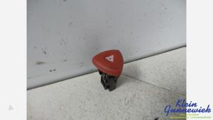 Begagnade Nödbelysningsbrytare Renault Laguna Pris € 20,00 Marginaltabell erbjuds av Klein Gunnewiek Autodemontage & Motorentechniek