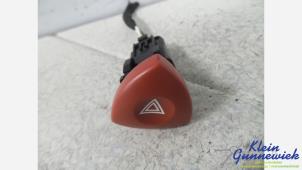 Begagnade Nödbelysningsbrytare Renault Laguna Pris € 20,00 Marginaltabell erbjuds av Klein Gunnewiek Autodemontage & Motorentechniek