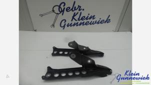 Używane Zawias pokrywy silnika Audi A8 Cena € 45,00 Procedura marży oferowane przez Klein Gunnewiek Autodemontage & Motorentechniek