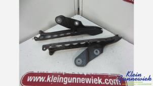 Używane Zawias pokrywy silnika Audi A8 Cena € 45,00 Procedura marży oferowane przez Klein Gunnewiek Autodemontage & Motorentechniek