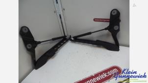 Używane Zawias pokrywy silnika Audi A8 Cena € 35,00 Procedura marży oferowane przez Klein Gunnewiek Autodemontage & Motorentechniek