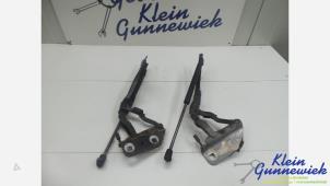 Używane Zawias pokrywy silnika Audi A8 Cena € 20,00 Procedura marży oferowane przez Klein Gunnewiek Autodemontage & Motorentechniek