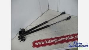 Begagnade Gasfjäder, motorhuv, vänster Lexus RX 300 Pris € 20,00 Marginaltabell erbjuds av Klein Gunnewiek Autodemontage & Motorentechniek