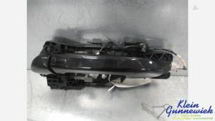 Używane Uchwyt drzwi lewych tylnych wersja 4-drzwiowa Volkswagen Passat Cena € 25,00 Procedura marży oferowane przez Klein Gunnewiek Autodemontage & Motorentechniek