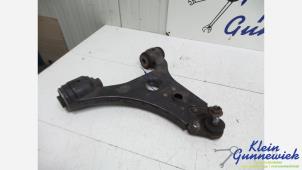 Begagnade Främre undre gaffelben, vänster Mercedes B-Klasse Pris € 70,00 Marginaltabell erbjuds av Klein Gunnewiek Autodemontage & Motorentechniek